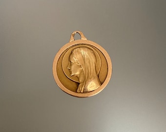 Art Deco 18k Gold Madonna Anhänger: Französischer religiöser Anhänger, 1940er Jahre