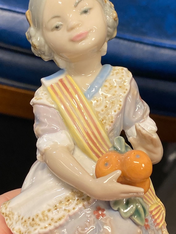 リヤドロ バレンシアの少女 Chica Valenciana Amazon.com: Lladro Valencian Girl with Flowers 01001304