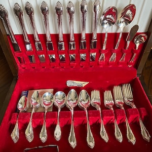 International REMEMBRANCE Silverware Set, Dinner Service for 8, 1847 Rogers Bros 1948, 7 Pieces Setting Silver Plate Flatware Monograms B image 8