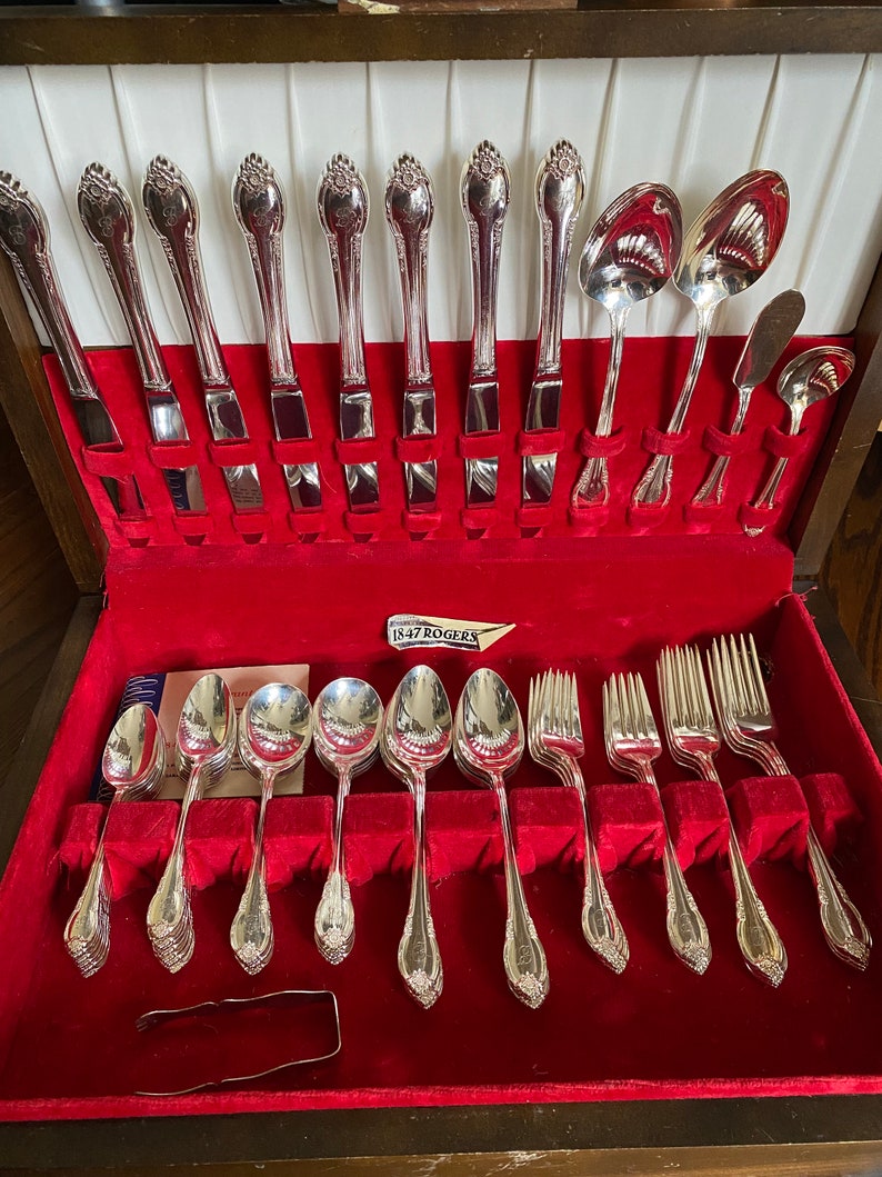 International REMEMBRANCE Silverware Set, Dinner Service for 8, 1847 Rogers Bros 1948, 7 Pieces Setting Silver Plate Flatware Monograms B image 8