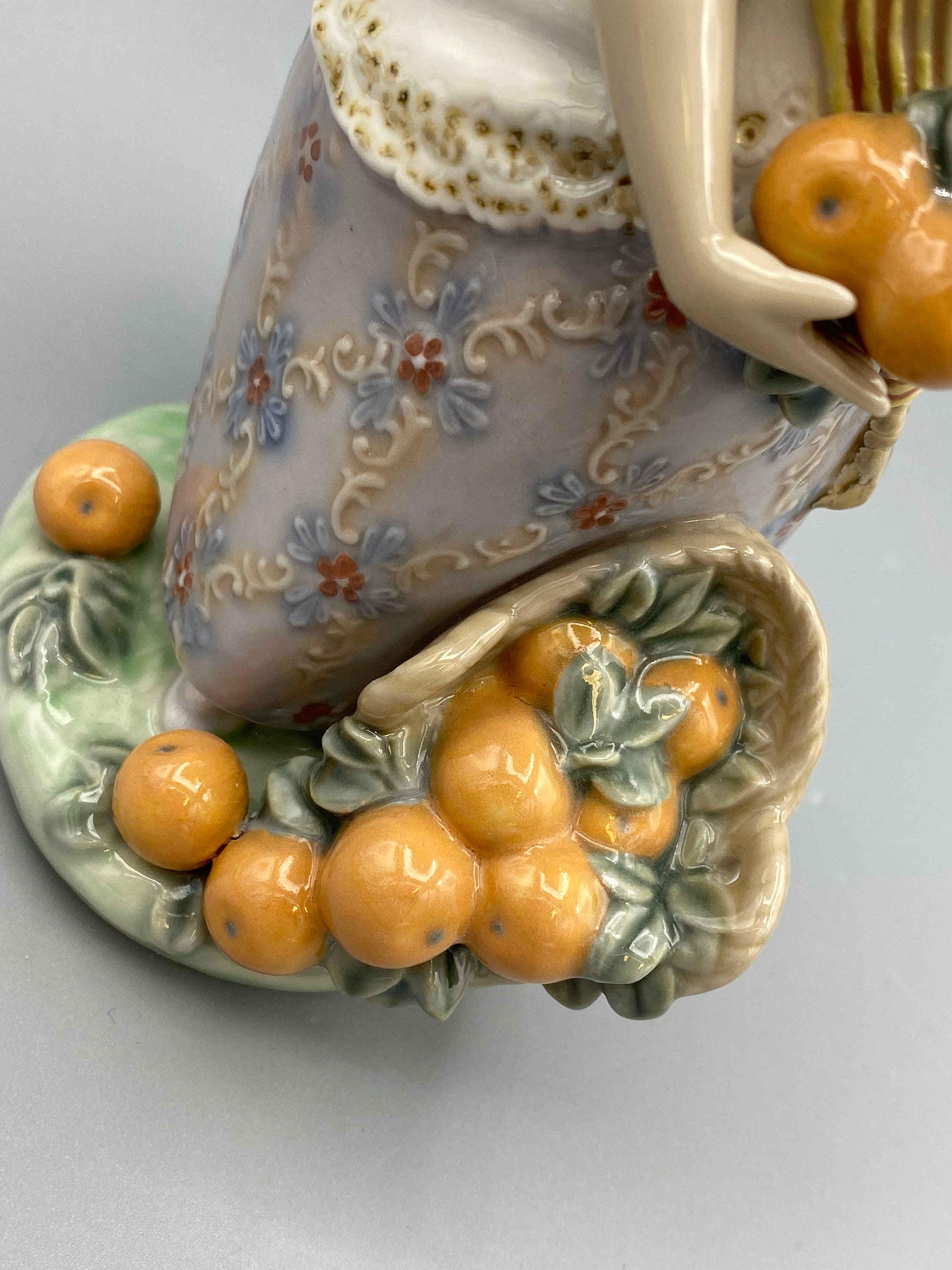 美品 リヤドロ LLADRO バレンシアの少女 オレンジがいっぱい 置物 陶器 Lladro Valencia Girl With Basket of Oranges Figurine - Etsy