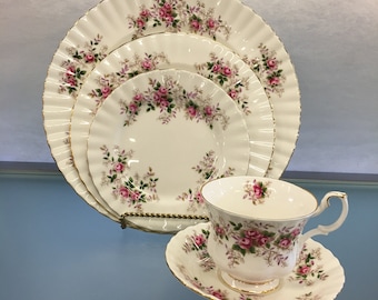 ROYAL ALBERT Lavender Rose 5 Piece Place Setting,Lavender Rose Dinner Plate,Salad Plate, Dessert Plate, Teacup & Saucer