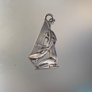 Ciondolo egiziano della dea egiziana Hathor che suona l&#39;arpa, ciondolo egiziano in argento sterling con testa di falco, talismano egiziano