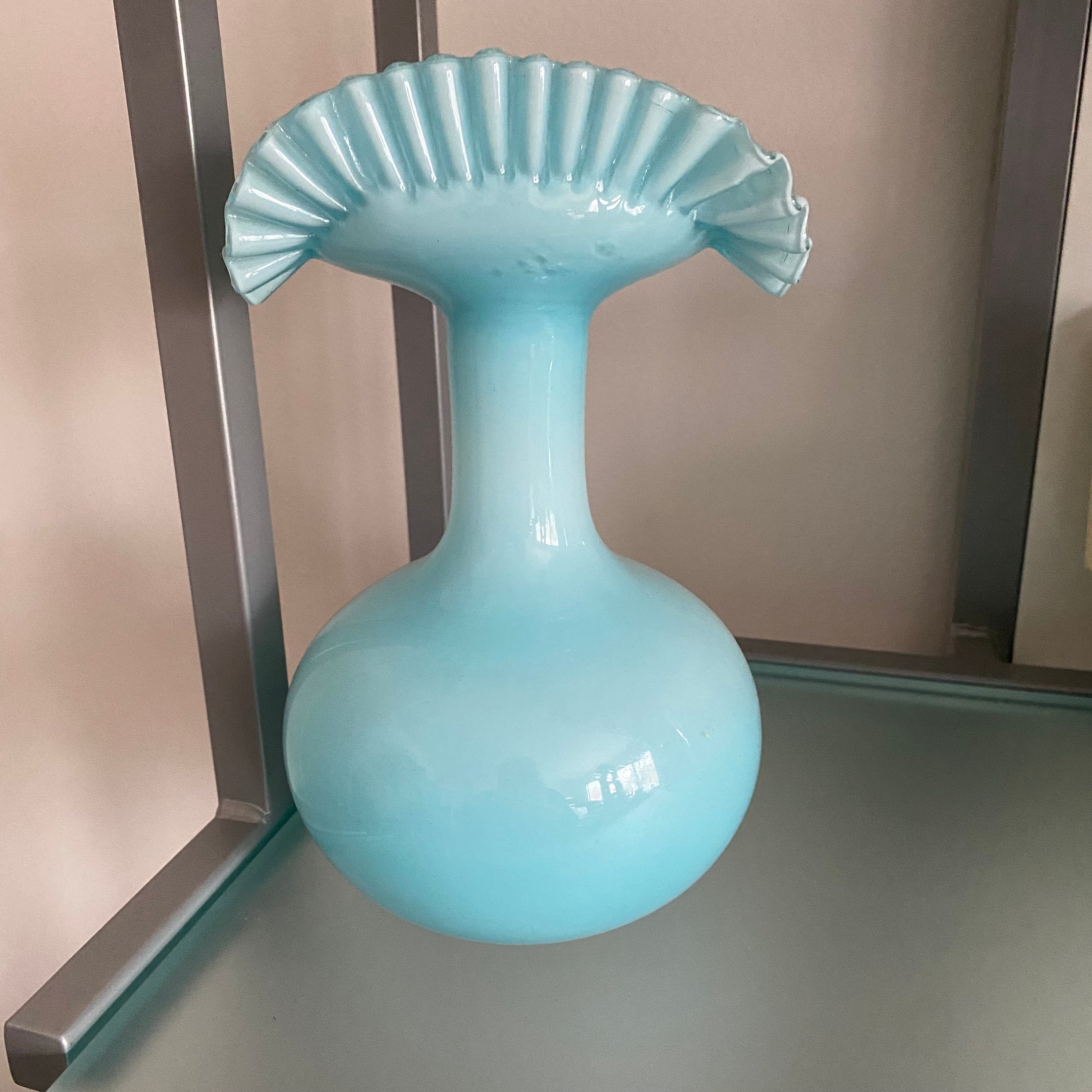 ブルーフェントンガラスの花瓶：フリルエッジのホームデコレーション