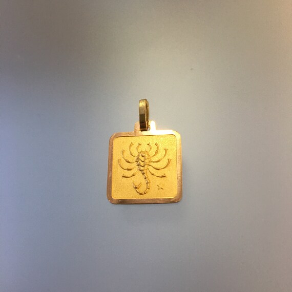 Vintage SCORPIO Zodiac Pendant 18k Yellow Gold, V