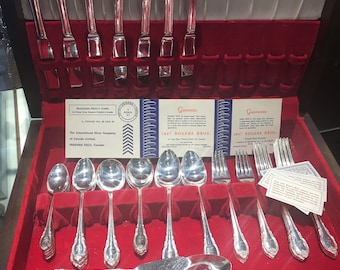 International REMEMBRANCE Silverware Set, Dinner Service for 8, 1847 Rogers Bros 1948, 7 Pieces Setting Silver Plate Flatware Monograms B