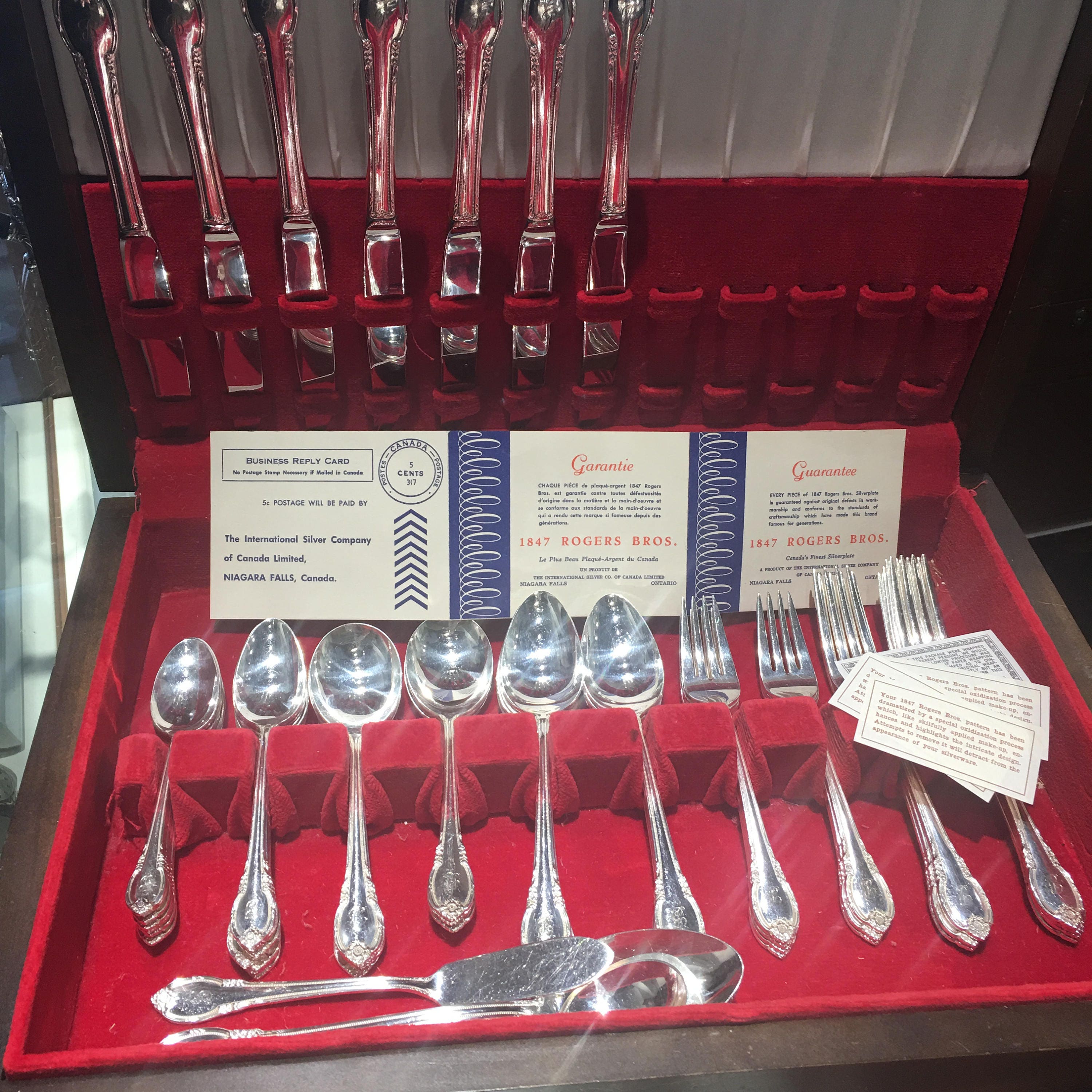 1847 Rogers Bros Remembrance Silverware Set: Dinner Service for 8