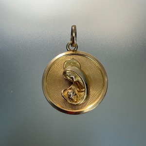 Vintage 3D Madonna Baby Jesus Halo Pendant 750 Gold Italian Pendant Virgin Mary 18k Religious Pendant Catholic Pendants Mother Child