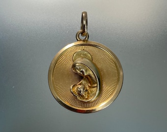 Vintage 18k Gold Madonna & Kind Anhänger: Italienischer religiöser Schmuck