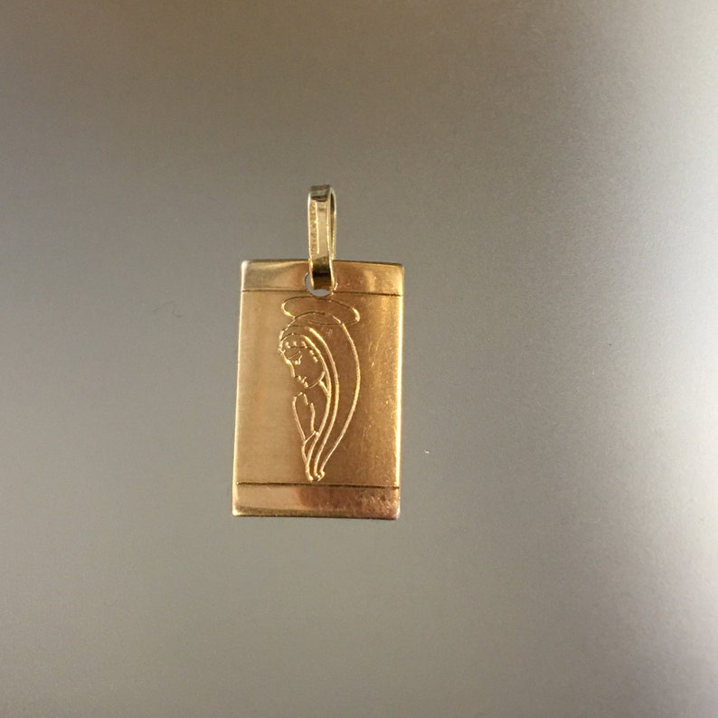 Modern Praying Madonna 18k Gold Pendant Etched Image Virgin Mary Pendant Italian 750 Gold Religious Pendant 750 Italian Yellow Gold Pendant