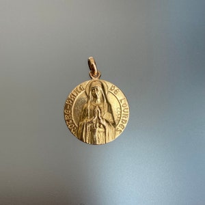 Französische Jungfrau Maria Notre Dame von Lourdes 18K Gelbgold Charm Anhänger Seufzer C. Charl Französisches Medaillon Betendes Lourdes Medaillon Bild 1