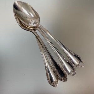 4er-Set „Five O&#39;Clock Spoon Remembrance“ von INTERNATIONAL SILVER 1847 Rogers Bros Silberteller, Silberbesteck, 5 1/2 Jugendlöffel