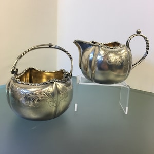 Pot à crème et sucrier Wilcox SilverPlate Co anciens, motifs floraux gravés, poignées Art nouveau, intérieur doré, Meriden Conn n° 5329