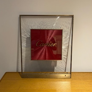 Enseigne de vitrine Cartier double face avec logo en émail rouge Cartier, vitrine de magasin de créateur, Cartier