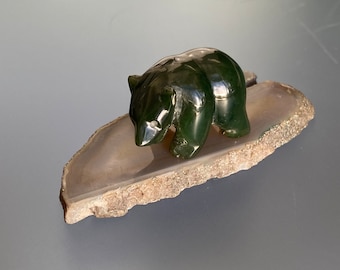 Oso de jade nefrita canadiense tallado vintage sobre base de ágata