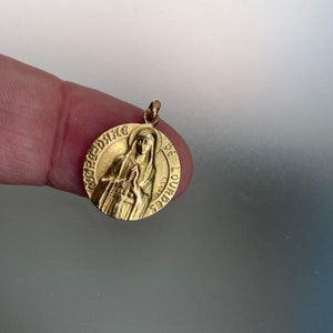 Französische Jungfrau Maria Notre Dame von Lourdes 18K Gelbgold Charm Anhänger Seufzer C. Charl Französisches Medaillon Betendes Lourdes Medaillon Bild 9