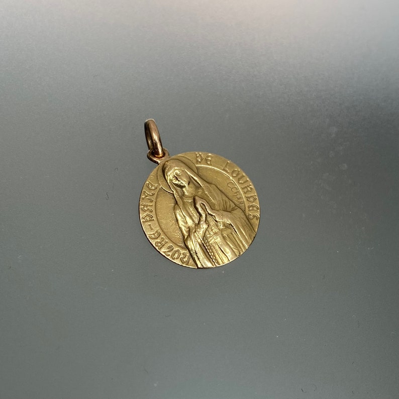 Französische Jungfrau Maria Notre Dame von Lourdes 18K Gelbgold Charm Anhänger Seufzer C. Charl Französisches Medaillon Betendes Lourdes Medaillon Bild 3