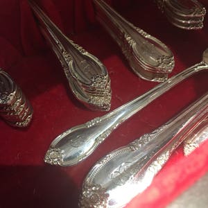International REMEMBRANCE Silverware Set, Dinner Service for 8, 1847 Rogers Bros 1948, 7 Pieces Setting Silver Plate Flatware Monograms B image 6