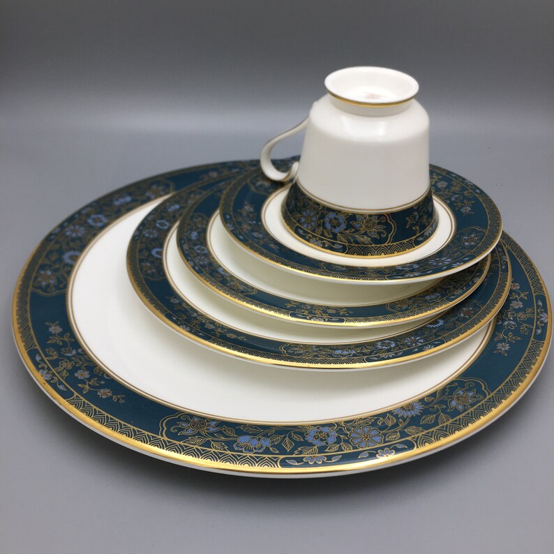 ROYAL DOULTON Carlyle Pattern H5018 Five Piece Place Setting Etsy