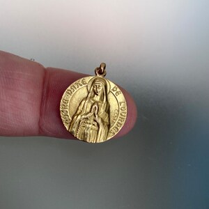 Französische Jungfrau Maria Notre Dame von Lourdes 18K Gelbgold Charm Anhänger Seufzer C. Charl Französisches Medaillon Betendes Lourdes Medaillon Bild 6