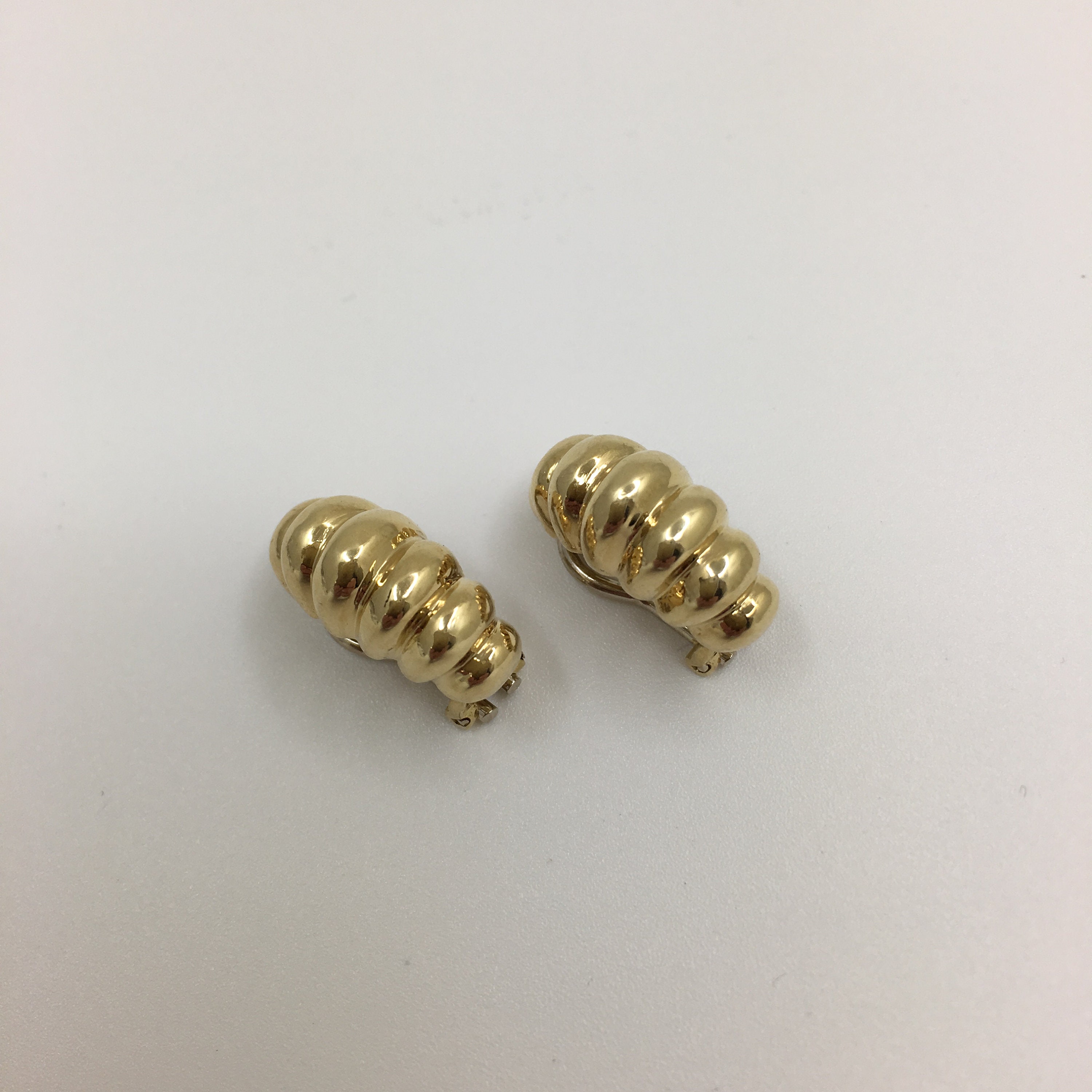 Vintage Ribbed Shrimp Earrings in 18k Yellow Gold Elegant Etsy