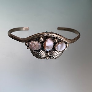 Bracelet manchette vintage signé Navajo, nacre, argent sterling, fleur Navajo