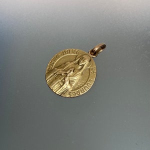 Französische Jungfrau Maria Notre Dame von Lourdes 18K Gelbgold Charm Anhänger Seufzer C. Charl Französisches Medaillon Betendes Lourdes Medaillon Bild 10