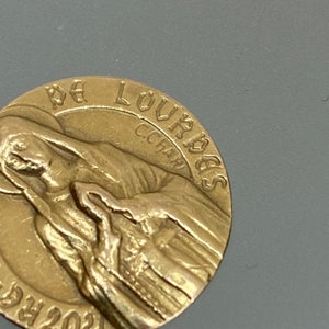 Französische Jungfrau Maria Notre Dame von Lourdes 18K Gelbgold Charm Anhänger Seufzer C. Charl Französisches Medaillon Betendes Lourdes Medaillon Bild 8