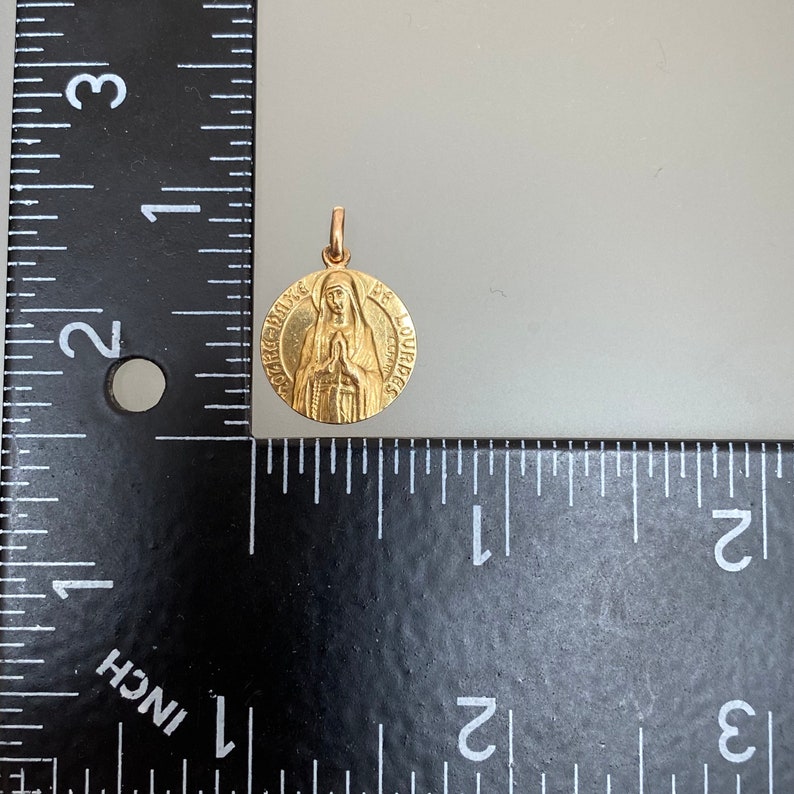 Französische Jungfrau Maria Notre Dame von Lourdes 18K Gelbgold Charm Anhänger Seufzer C. Charl Französisches Medaillon Betendes Lourdes Medaillon Bild 7