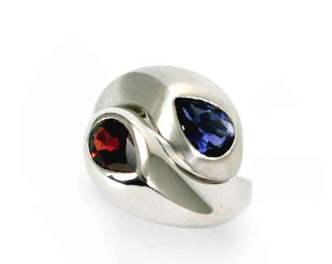 Ying Yang stg sil ring with iolite and garne.