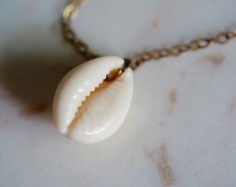 Cowrie shell dainty gold layering necklace - shell necklace/ cowrie necklace/ dainty layering necklace/ shell jewelry/ tropical jewelry