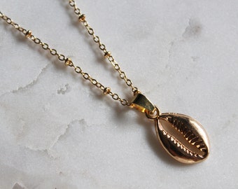 Gold flat cowrie shell necklace - layering necklace/ shell necklace/ cowrie necklace/ shell jewelry/ tropical jewelry/ dainty gold layering