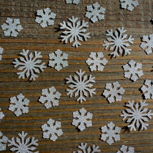 Große und kleine silberfarbene Schneeflocken, Confetti