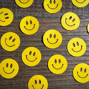 Confeti para fiesta de cumpleaños de un tipo feliz con cara sonriente