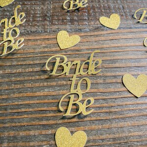 Confeti dorado brillante para despedida de soltera con corazones