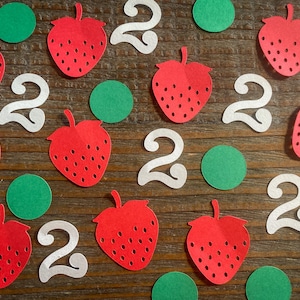 Confetes personalizados para festa de aniversário de morango com idade