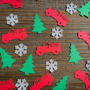 Roter LKW, Weihnachtsbaum und silberne Schneekonfetti