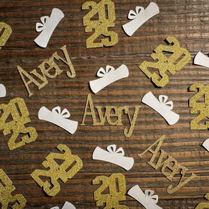 Personalisierter Glitter Gold Name und 2025 Abschlussfeier Konfetti mit Diplome Stacked Jahr