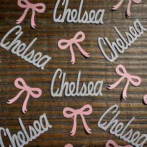 Lazo personalizado "She's Tying the Knot" con confeti y nombres plateados