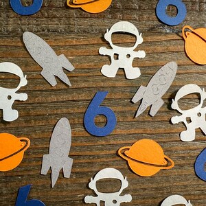 Confetes personalizados para festa espacial de astronauta laranja, cinza e azul