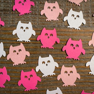 Confetes de festa de aniversário de coruja rosa e branca