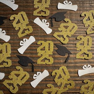 Glitter Gold 2025 Abschlussfeier Konfetti mit Schwarzen Kappen und Diplomen gestapelt Jahre