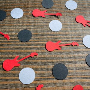 Rote Gitarren-Party-Confetti mit weißen und schwarzen Kreisen, Rock On Party Confetti