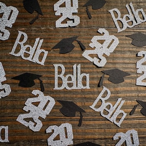 Confeti de graduación de plata personalizado de 2025 con birretes apilados