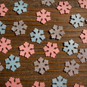 Confettis de fête roses, bleus et argentés pour baby shower révélés lors d'une baby shower