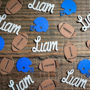 Festa de futebol personalizada com confetes e capacetes