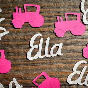 Festa de aniversário personalizada com trator rosa fazenda confete