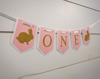 Roze en gouden banner eerste verjaardag konijntje