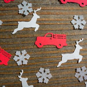 Roter LKW, Rentier und silbernes Schneeflocken-Konfetti