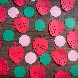 Confettis rouges, roses et verts pour baby shower de fête d'anniversaire aux fraises